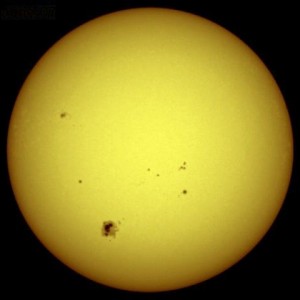 Sun920607 von NASA - http://solarscience.msfc.nasa.gov/surface.shtml. Lizenziert unter Public domain über Wikimedia Commons.